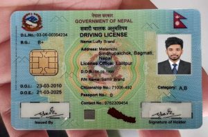 尼泊尔身份证在手 PSD 模板(无字体并且只有正面)Nepal ID Card On Hand PSD Template-帮司令